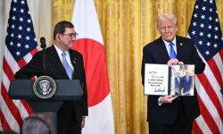 ترامب يلوح بمعاقبة اليابان أمام رئيس وزرائها